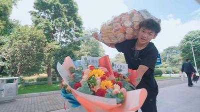 用鲜花接机的“云南小辉”：我想让游客看见真实的云南