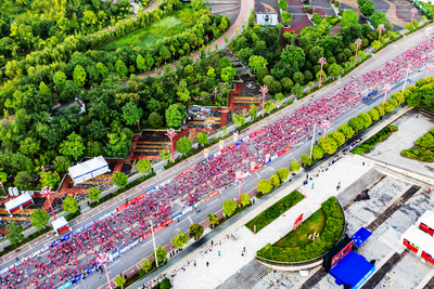 健康中国 乐跑楚雄——2026年彝族火把节欢乐跑热力开跑