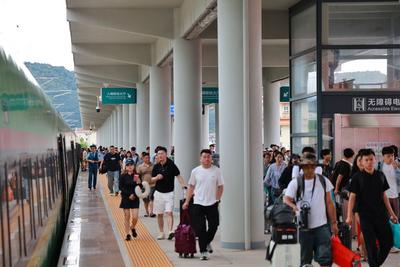 云南：铁路暑运入境游持续火热
