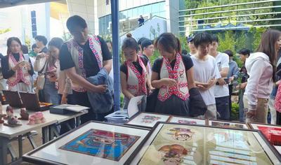 活态遗产·共同生活——2026年国际非物质文化遗产日楚雄市手工艺与民间艺术推广交流活动在楚雄师范学院举办