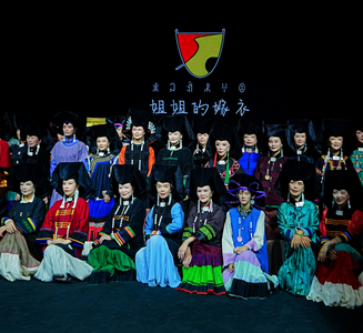 从宁蒗火塘到西部时装周：丽江彝族服饰制作市级传承人杨莉携“姐姐的嫁衣”绽放时尚舞台