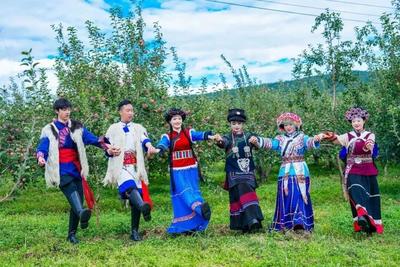 丽江市玉龙县东部第八届“大山奉音”民族文化旅游节暨中罗苹果推介会启幕
