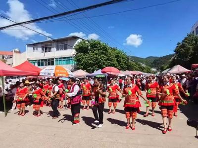 来新平扬武跳烟盒舞！这场非遗盛会，氛围感直接拉满