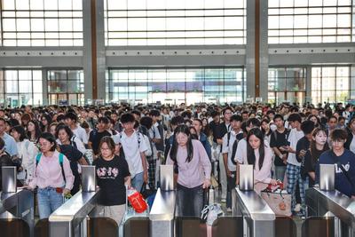 云南：国庆假期铁路发送旅客突破341万人次
