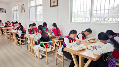 楚雄南华：彝绣学院启新程 一针一线绣同心