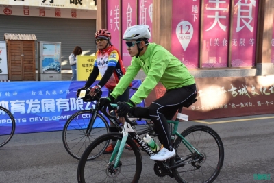 雪山脚下的速度与激情 1300余名中外自行车骑手争霸丽江