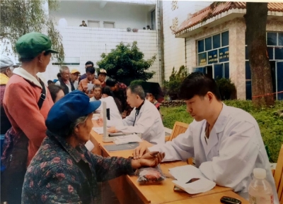 高手在丽江  李灵成应邀在联合国授中医精粹