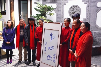 稀奇！丽江古城新开一个馆，把丽江画在青花瓷上！