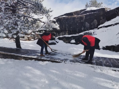 风雪中，玉龙雪山最亮丽、最感人的风景是他们！