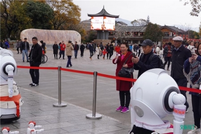 丽江古城这群机器人 赚足了市民和游客的眼球
