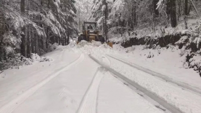 风雪中，玉龙雪山最亮丽、最感人的风景是他们！