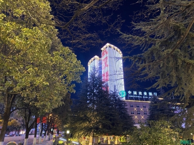 丽江多个地标亮灯为武汉鼓劲，为中国加油！