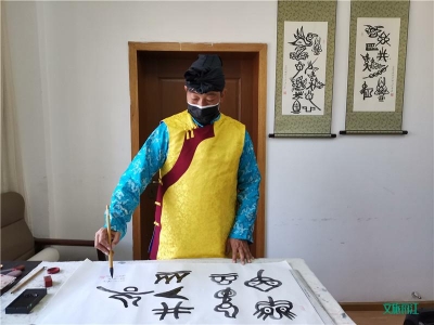【关注丽江“疫”线】东巴画、木雕、剪纸……丽江非遗传承人创作抗“疫”作品（一）
