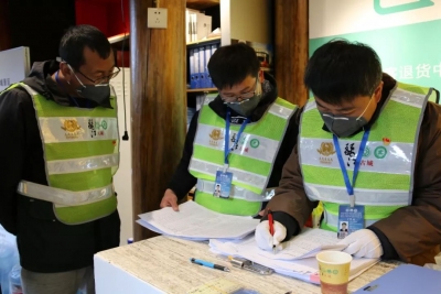 丽江古城以证管人 居民商户需“持证”进出景区