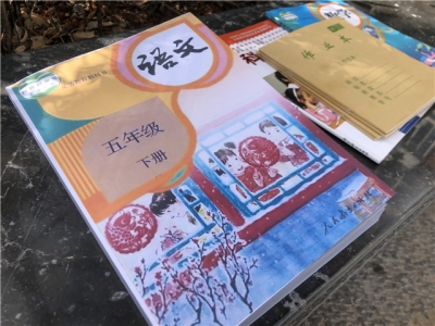 暖心！湖北小朋友在丽江收到新课本 吃上热干面