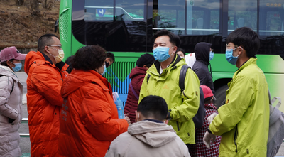 “终于近距离见到玉龙雪山了”   滞丽游客拥抱大美丽景！
