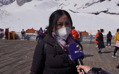 “终于近距离见到玉龙雪山了”   滞丽游客拥抱大美丽景！