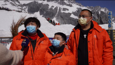 “终于近距离见到玉龙雪山了”   滞丽游客拥抱大美丽景！