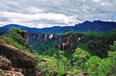 看大滇西旅游环线中的老君山 不可错过的赭红和翠绿