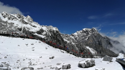 九九重阳节 游客登高望远 丽江玉龙雪山云蒸霞蔚