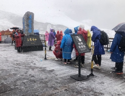 哇！好美！丽江玉龙雪山下雪了