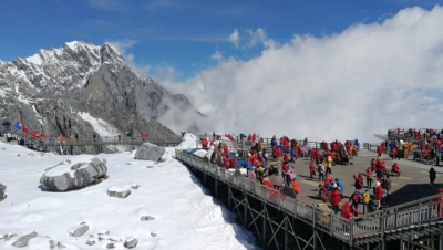 九九重阳节 游客登高望远 丽江玉龙雪山云蒸霞蔚