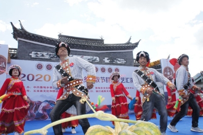 丽江市玉龙县鲁甸乡举办“农民丰收节”文艺汇演