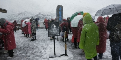 哇！好美！丽江玉龙雪山下雪了