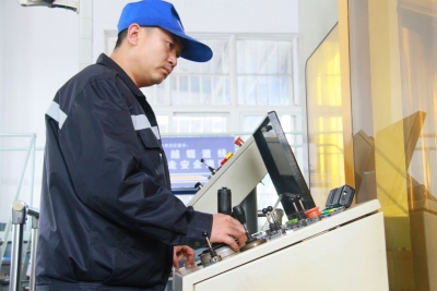 丽香铁路首批长钢轨完成生产