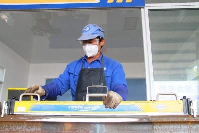 丽香铁路首批长钢轨完成生产