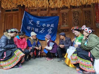 文化惠民助脱贫 丽江市古城区文化馆送戏下乡走进金江乡
