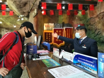 丽江玉龙雪山景区工作人员急游客之所急、想游客之所想频获表扬