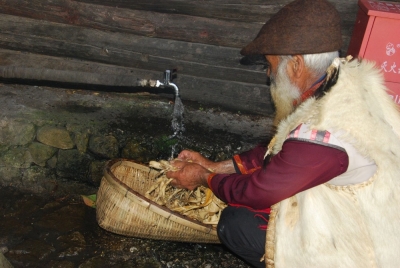 玉水寨景区纳西老人 带你了解丽江这项传承千年的工艺