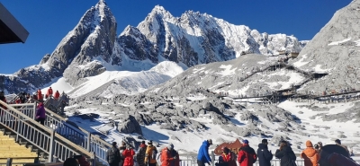 近期平均每日接待近9000人 丽江玉龙雪山旖旎风光引客来