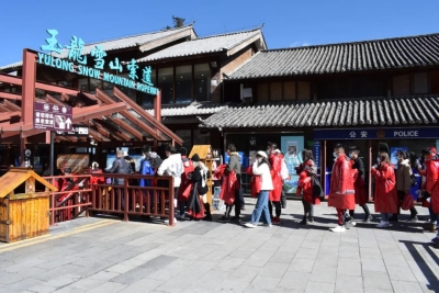 丽江玉龙雪山景区工作人员急游客之所急、想游客之所想频获表扬