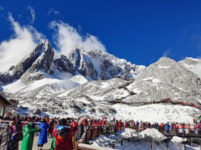 近期平均每日接待近9000人 丽江玉龙雪山旖旎风光引客来