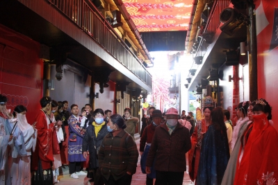 新年第一天 丽江古城新地标“忆持巷”开街