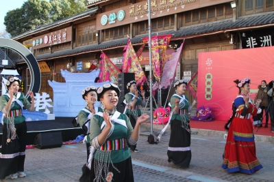 新年第一天 丽江古城新地标“忆持巷”开街