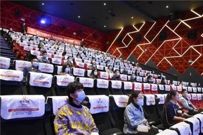 “每天都消毒！”丽江影院防疫不松劲 春节放心看大片