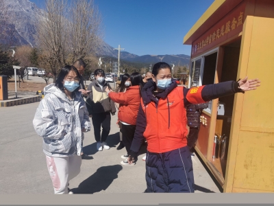 春节自驾游市场回暖  游客在丽江玉龙雪山景区开心过年