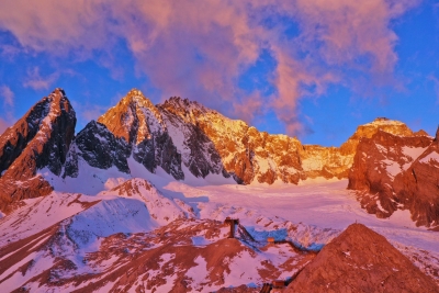 春节自驾游市场回暖  游客在丽江玉龙雪山景区开心过年