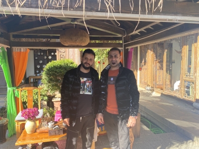 丽江别样人情味！古城景区走街串巷为游客送新春祝福