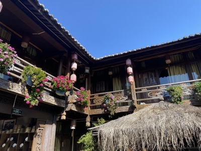 丽江别样人情味！古城景区走街串巷为游客送新春祝福