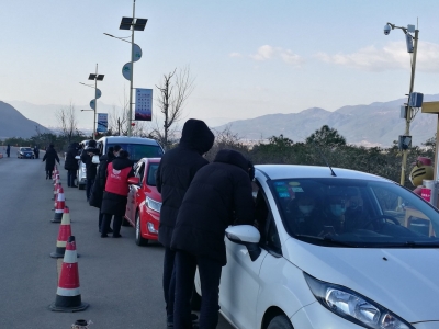 春节自驾游市场回暖  游客在丽江玉龙雪山景区开心过年