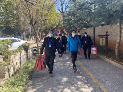 丽江别样人情味！古城景区走街串巷为游客送新春祝福