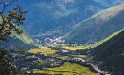 这里是丽江塔城，歌舞之乡！