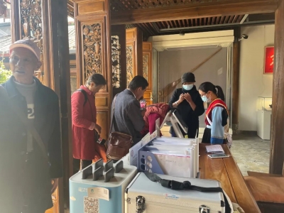 感受历史 丽江古城红色旅游持续升温