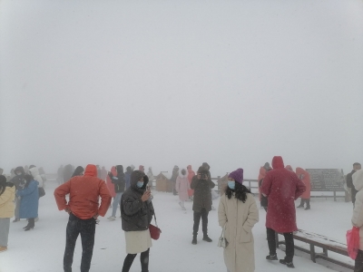 玉龙雪山春雪飞舞！各地游客前来打卡体验冰雪魅力
