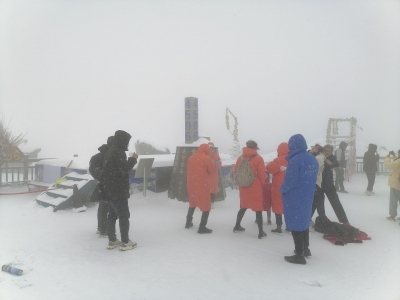 玉龙雪山春雪飞舞！各地游客前来打卡体验冰雪魅力