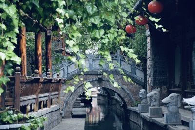 春暖花开 丽江欢迎您｜束河古镇旅拍受欢迎 年累计接拍超10万对